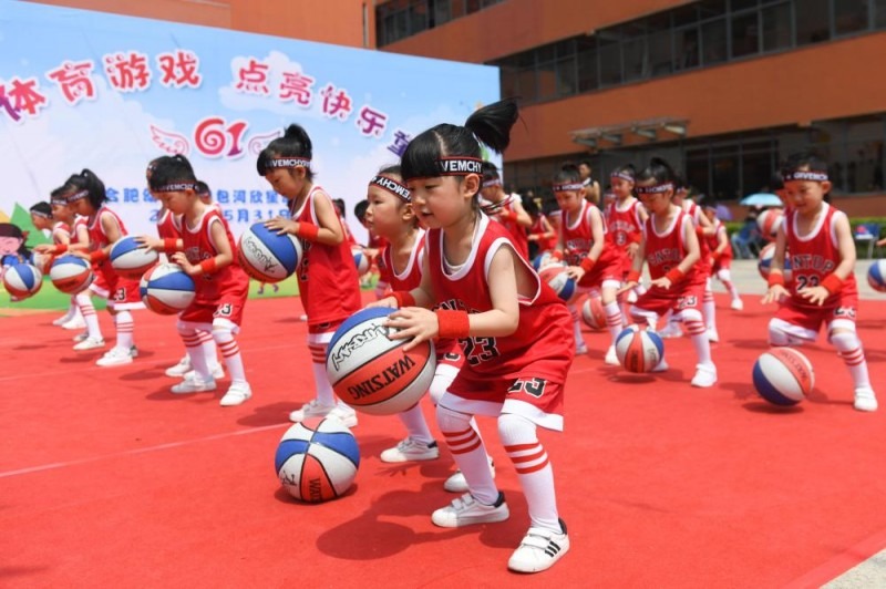 B费：我收藏了很多球衣，有C罗和梅西的；伊涅斯